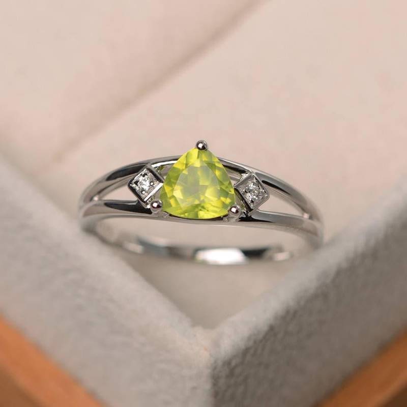 Natürlicher Peridot Ring, Ehering, Grüner Edelstein Mit Trillionschliff, August Geburtsstein, Sterlingsilberring von LuoJewelry