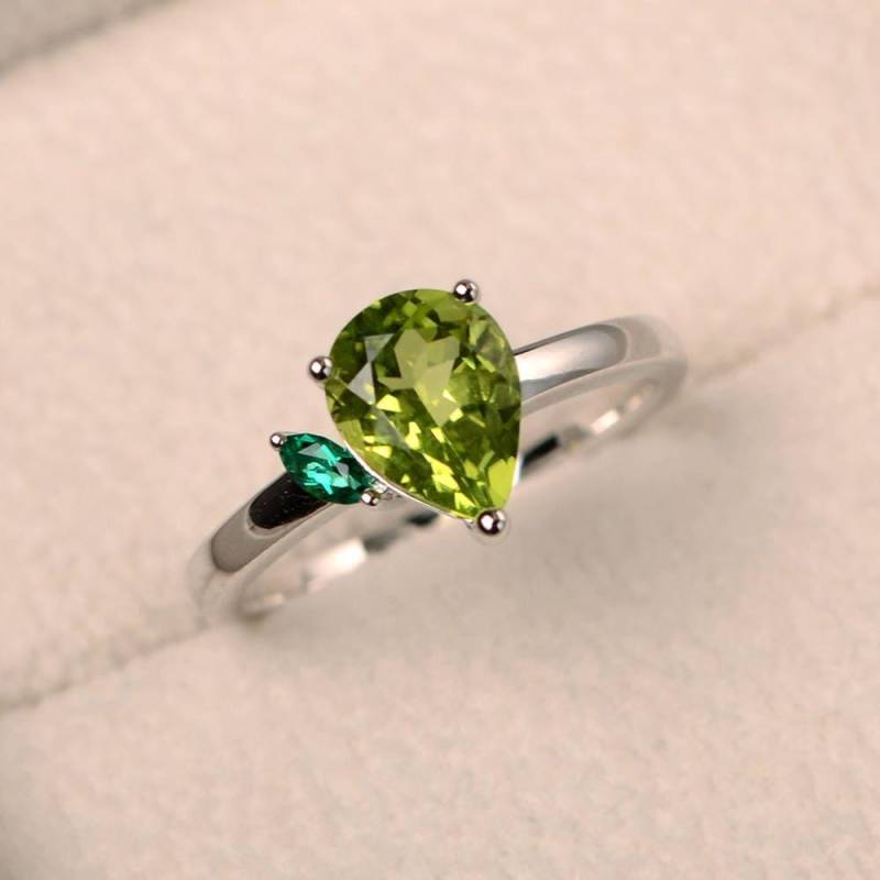 Natürlicher Peridot Ring, Verlobungsring, Edelstein Birne, August Geburtsstein, Grüner Edelstein, Sterling Silber Ring von LuoJewelry