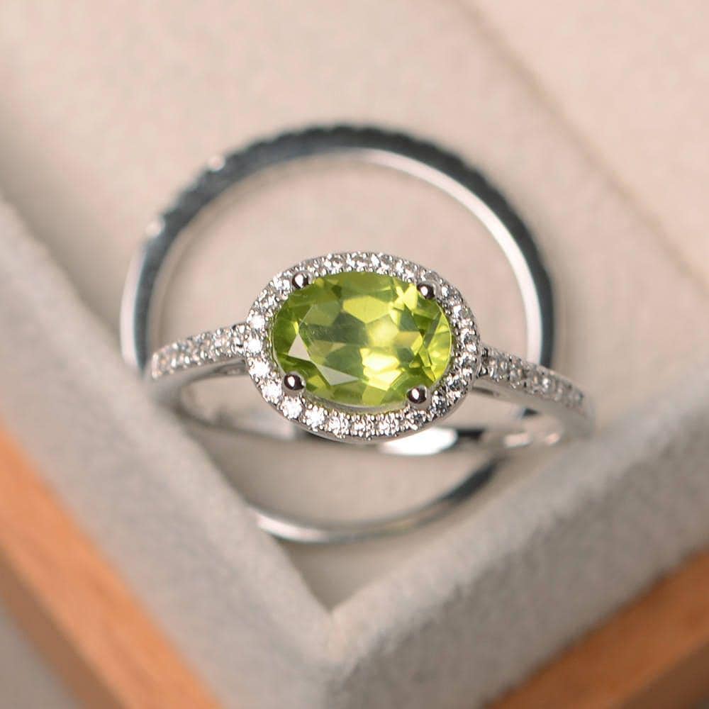 Natürlicher Peridot Ring, Verlobungsring, Geburtsstein August, Edelstein Im Ovalschliff, Grüner Edelstein, Hochzeitsschmuck, Sterling Silber Ring von LuoJewelry