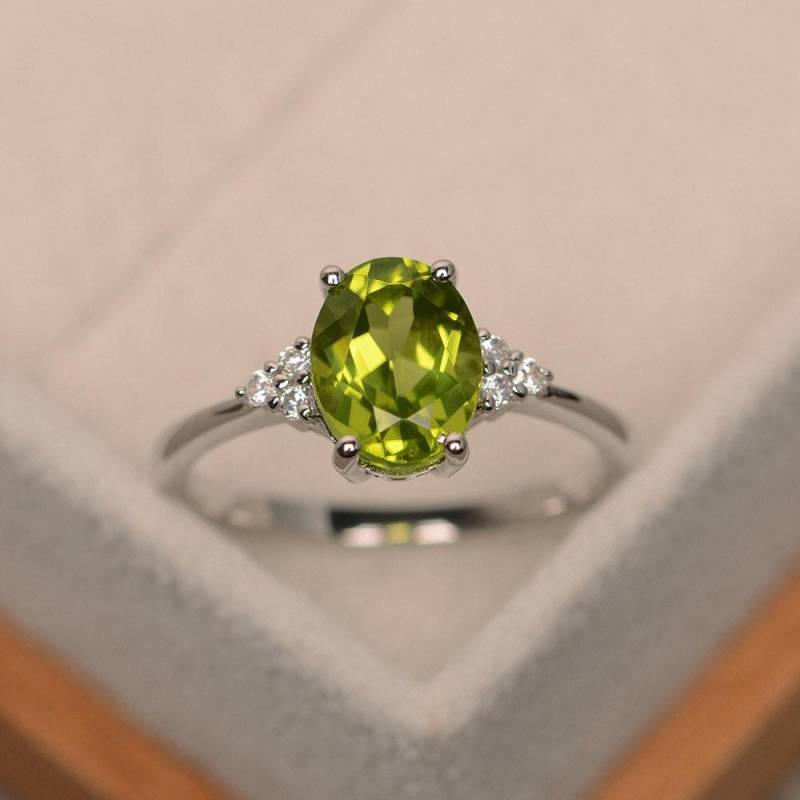 Natürlicher Peridotring, Cocktailring, Ovaler Schnitt, Grüner Edelsteinring, August Geburtsstein von LuoJewelry