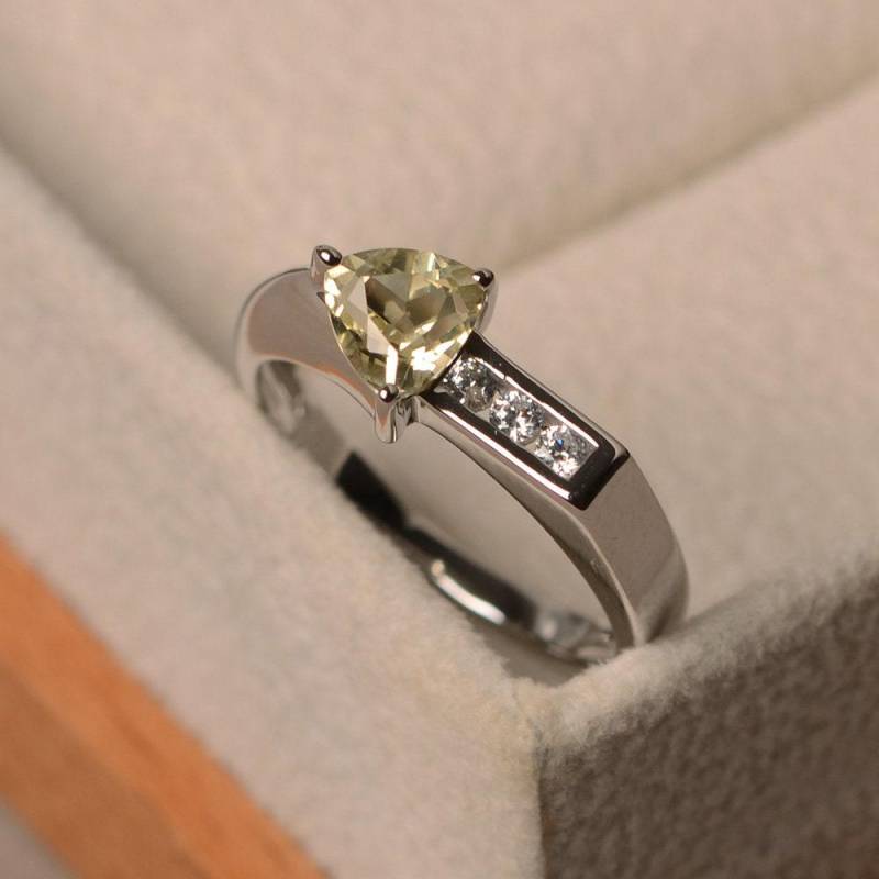 Natürlicher Zitronenquarzring, Verlobungsring Im Trillionschliff, Pfeilring, Sterling Silber, Gelber Edelstein, Quarzring von LuoJewelry