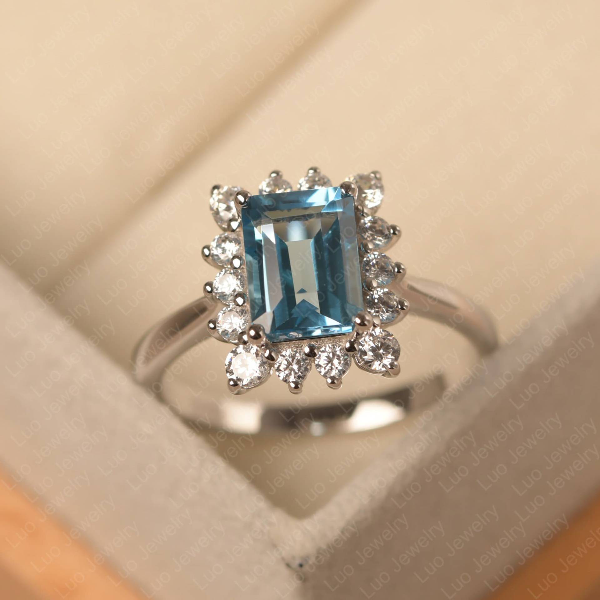 November Geburtsstein, Vintage Schweizer Blautopas Ehering, Smaragdschliff, 14K Weißgold, Heiligenschein Ring von LuoJewelry