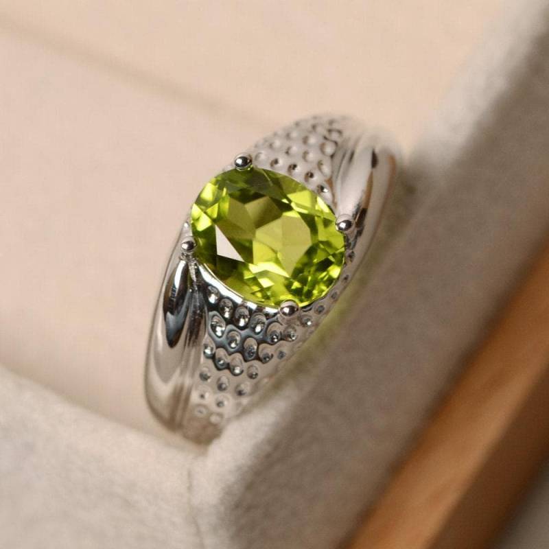 Ovaler Peridot-Ehering Für Männer, Solitärring Mit Gehämmerter Textur, Geburtsstein Aus Sterlingsilber August Und von LuoJewelry