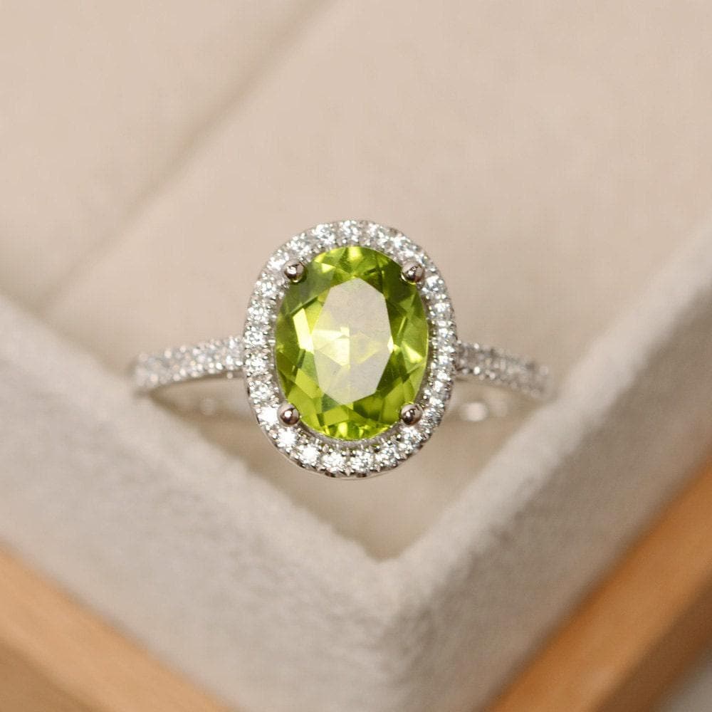 Peridot Ring, Halo Verlobungsring, Natur Peridot, Oval Geschliffener Ring von LuoJewelry