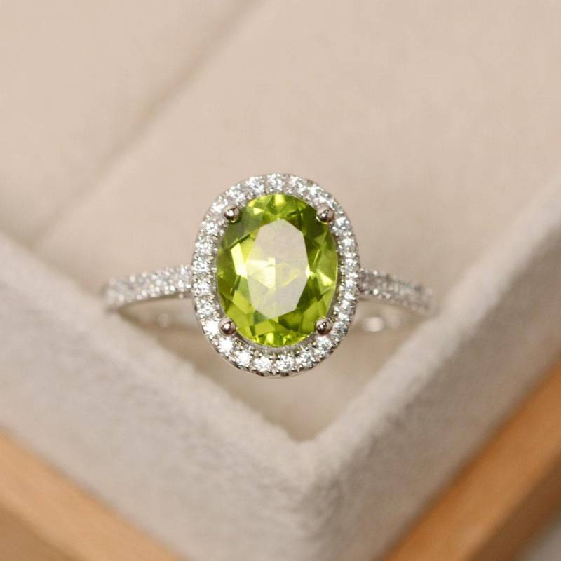 Peridot Ring, Halo Verlobungsring, Natur Peridot, Oval Geschliffener Ring von LuoJewelry