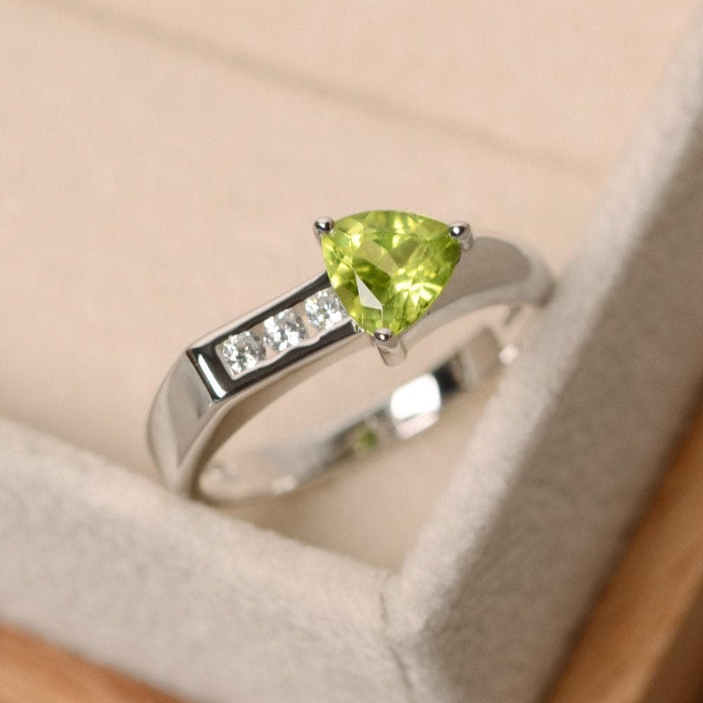 Peridot Ring, Trillion Schliff, Pfeil Natürlicher Peridot, Versprechensring von LuoJewelry