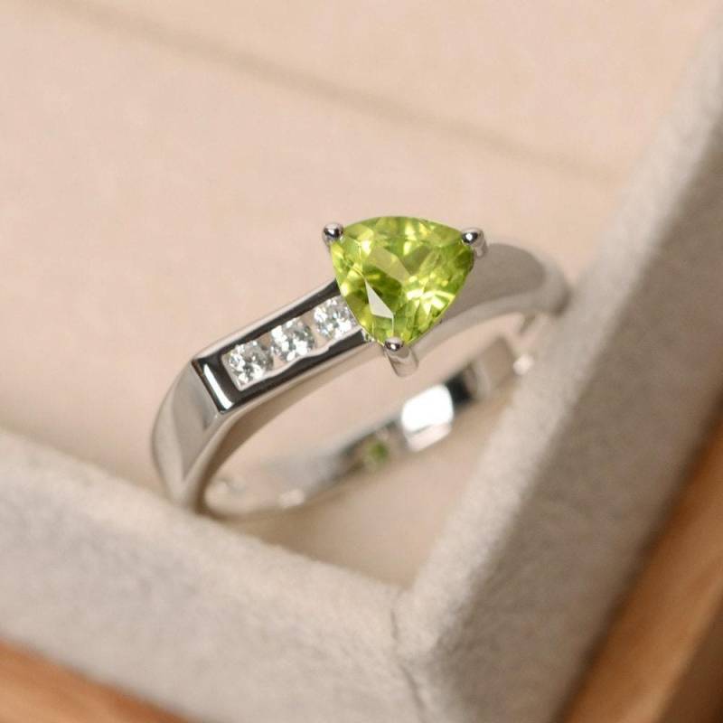 Peridot Ring, Trillion Schliff, Pfeil Natürlicher Peridot, Versprechensring Peridot Ring, Trillion Schliff, Pfeil Natürlicher Peridot, Versprechensring von LuoJewelry