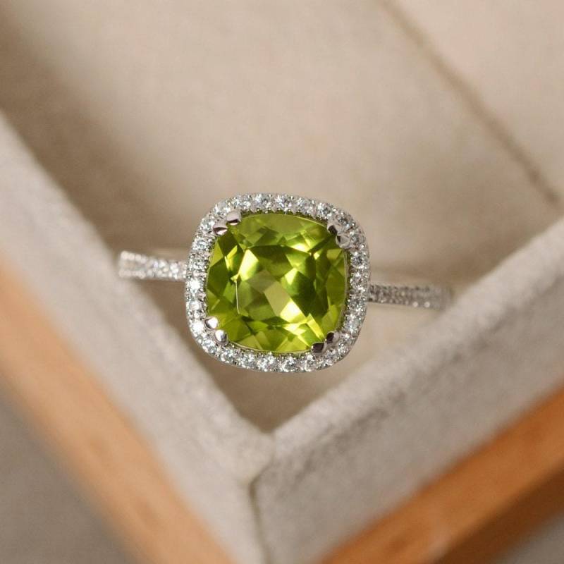 Peridot Verlobungsring, Sterling Silber, Im Kissenschliff, August Geburtsstein Ring, Natürlicher Edelstein von LuoJewelry
