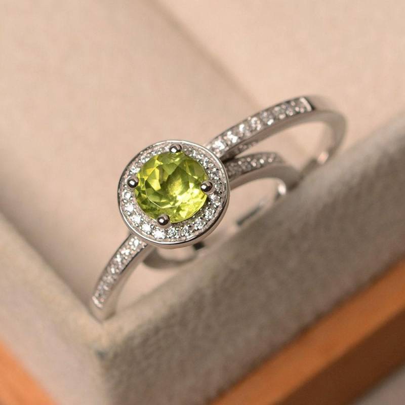 Peridotring, August Geburtssteinring, Rundschliff, Brautsets, Sterlingsilber-Halo-Ring Peridotring, August Geburtssteinring, Rundschliff, Brautsets, Sterlingsilber-Halo-Ring von LuoJewelry