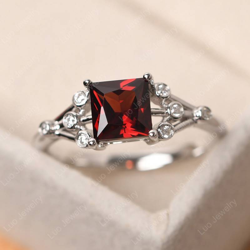 Benutzerdefinierte Januar Geburtsstein Ring, Silber Prinzessin Schnitt Granat Cluster Vorschlag Ring von LuoJewelry