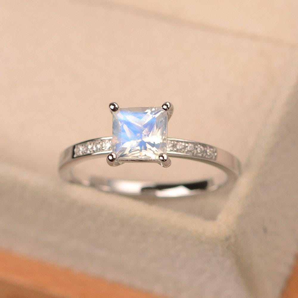 Princess Cut Mondstein Ring, Facettierter Juni Geburtsstein Ring von LuoJewelry