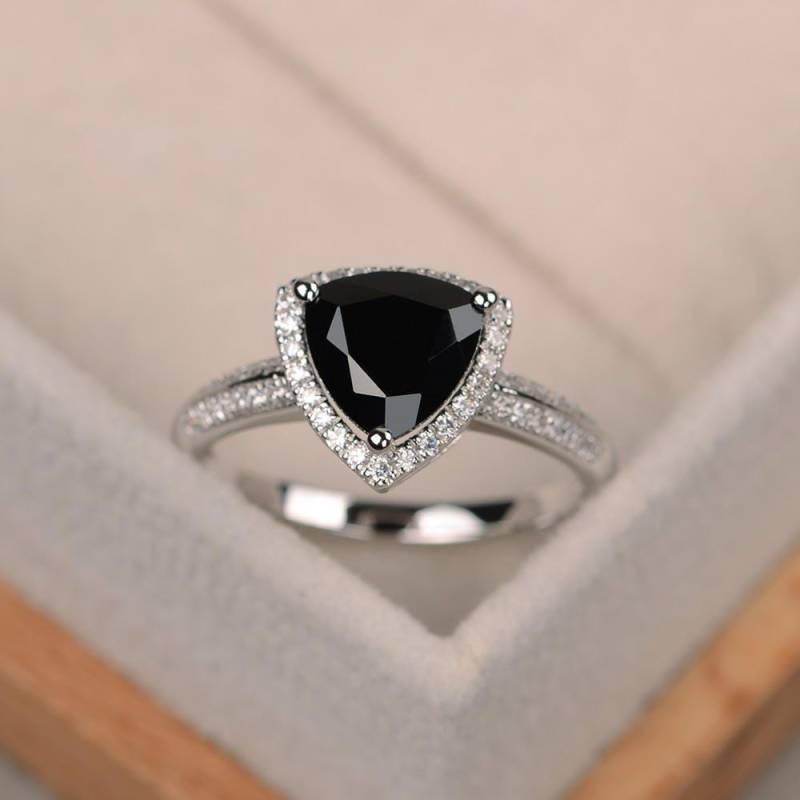 Schwarzer Spinell-Ring, Trillionschliff Schwarze Ringe, Edelstein-Ring Schwarz, Sterling Silber Ring von LuoJewelry