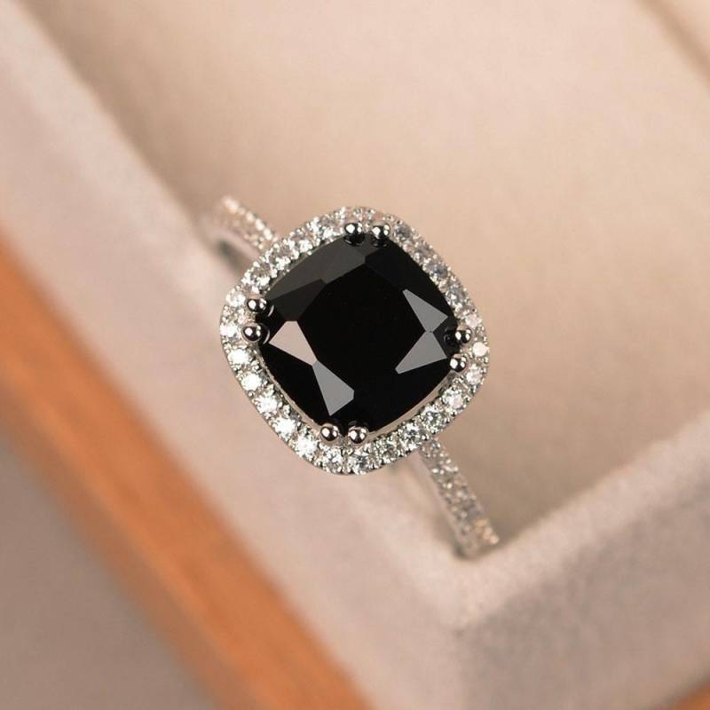 Schwarzer Spinellring, Halo-Ring, Kissenschliff, Schwarze Ringe, Edelsteinring, Versprechensring Schwarz, Sterlingsilber Schwarzer Spinellring, Halo-Ring, Kissenschliff, Schwarze Ringe, Edelsteinring, Versprechensring Schwarz, Sterlingsilber von LuoJewelry