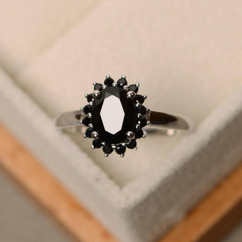 Schwarzer Spinellring, Ovaler Schliff, Natürlicher Heiligenscheinring von LuoJewelry
