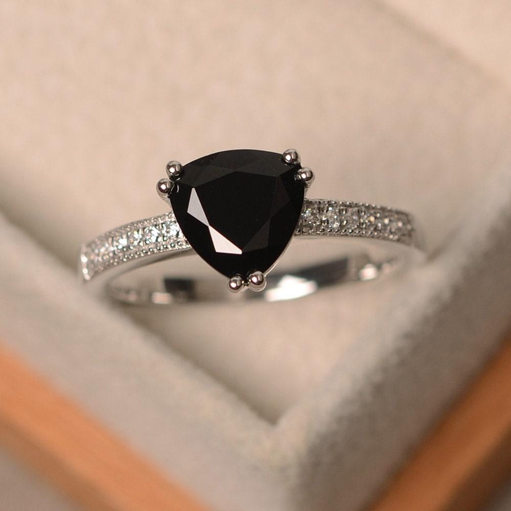 Schwarzer Spinellring, Schwarze Ringe Mit Trillionschliff, Edelsteinring Schwarz, Sterlingsilberring, Versprechensring von LuoJewelry
