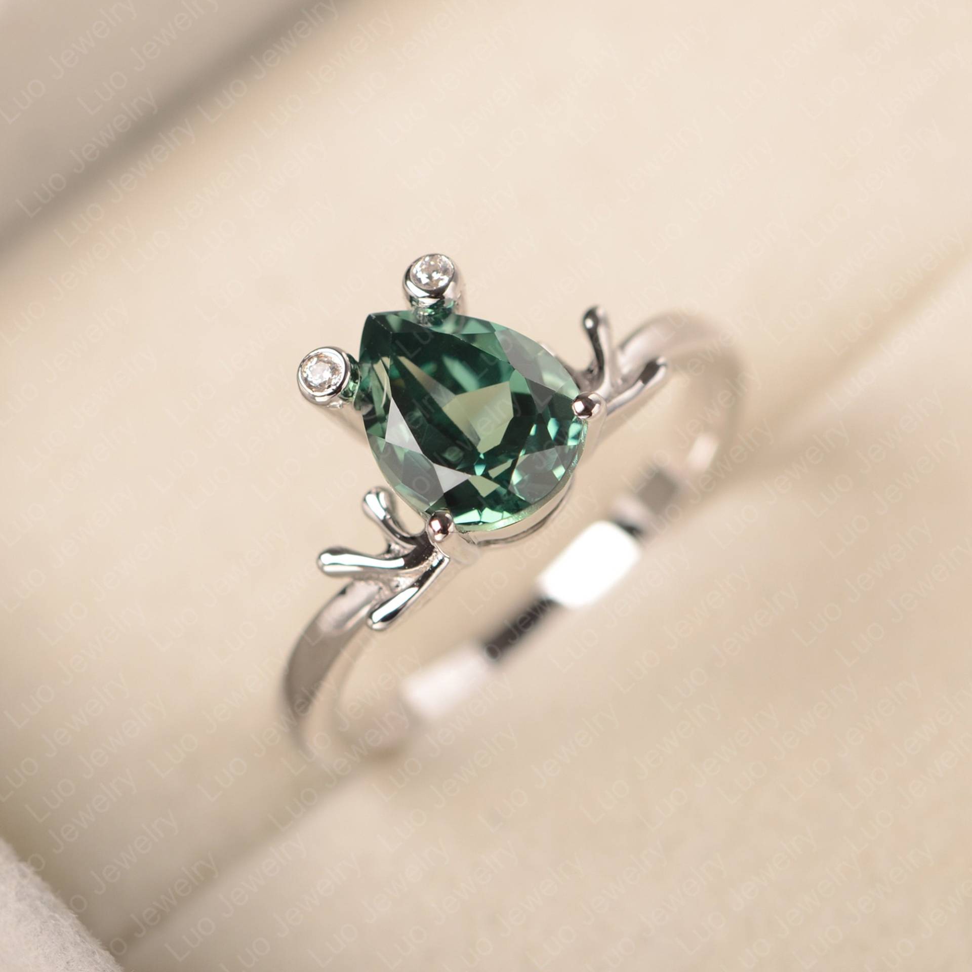 Tiere Frosch Ring, Grüner Saphir Ehering, Birnenförmiger Edelstein von LuoJewelry