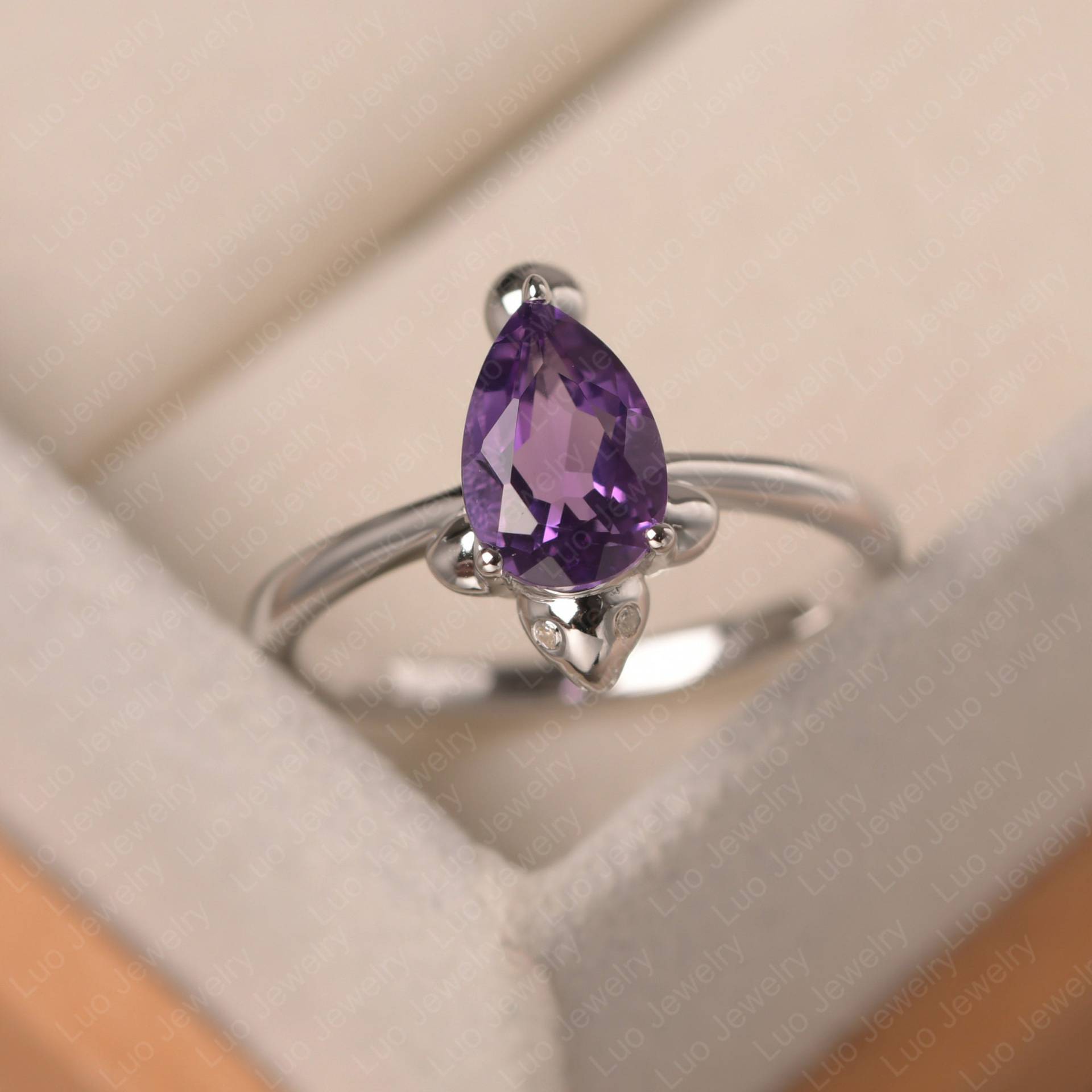 Tiere Manatee Ring, Birnenförmiger Amethyst Ehering, Sterling Silber, Februar Geburtsstein von LuoJewelry