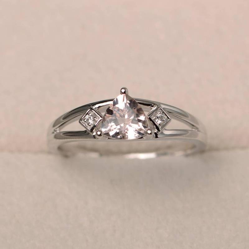 Versprechen Ring, Natürlicher Rosa Morganit Trillion Geschnitten Edelstein, Sterling Silber Ring von LuoJewelry