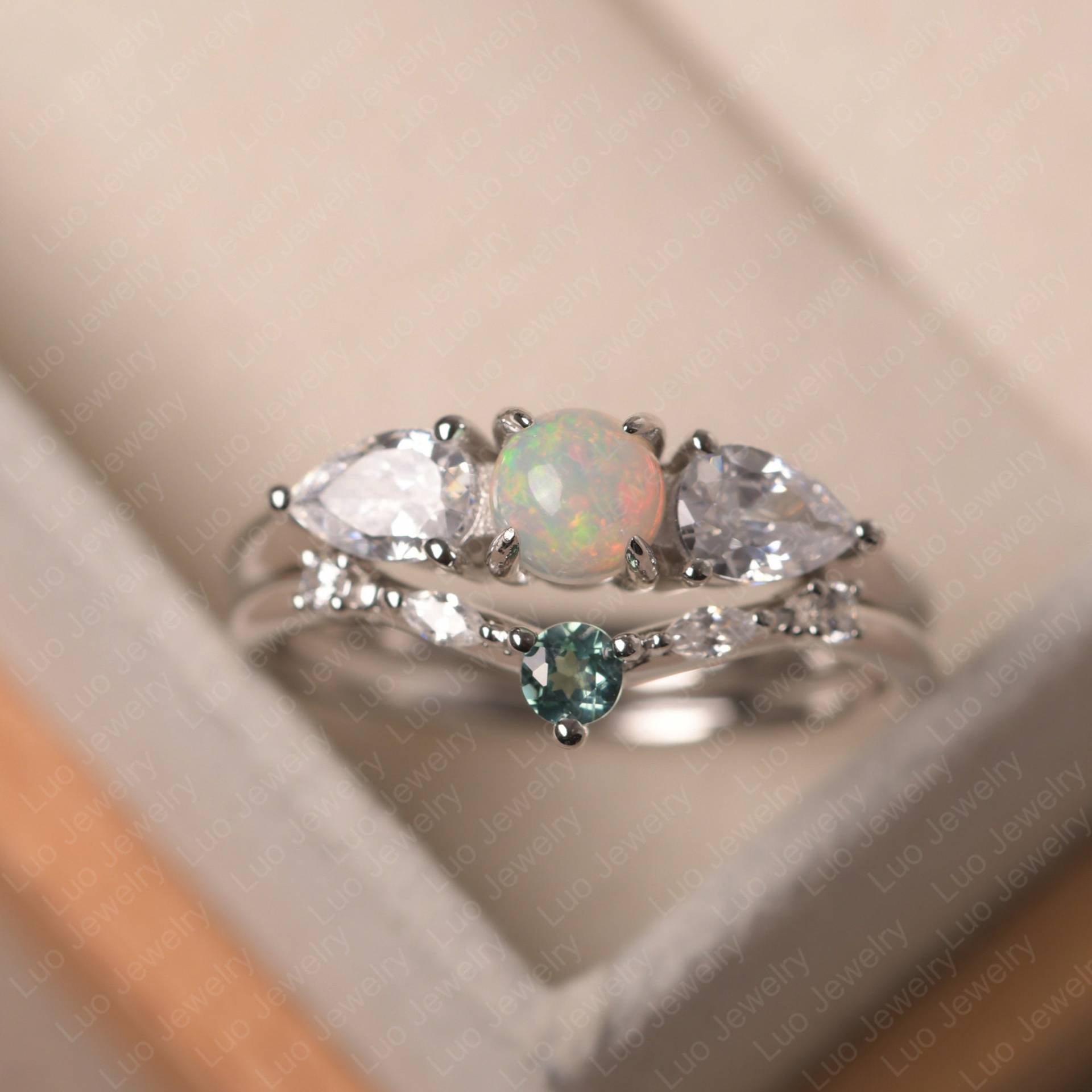 Zarte Ehering Sets Rundschliff Aus Massivem Silber Opal Und Grüne Saphir Drei Stein Versprechen Ring Oktober Geburtsstein von LuoJewelry