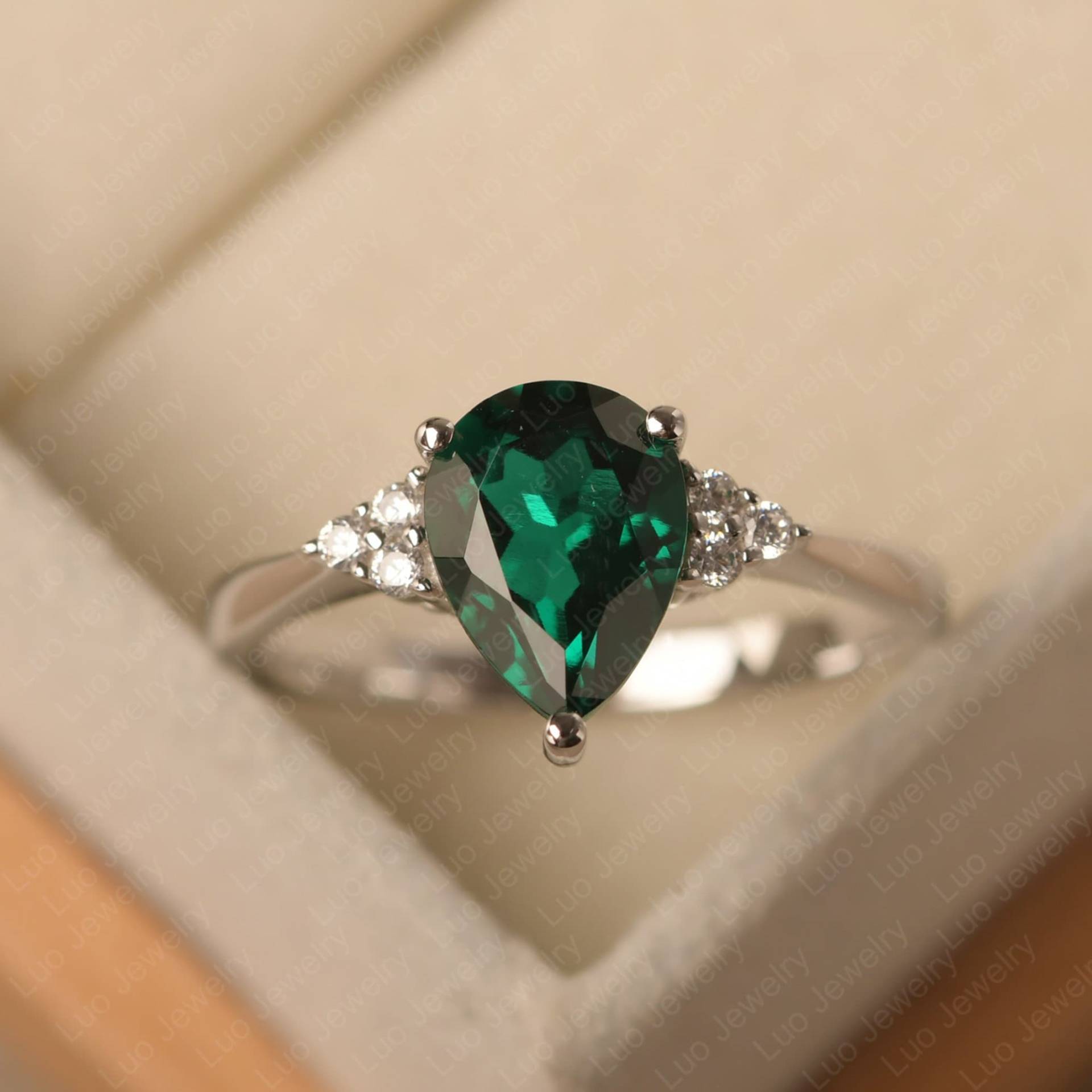 Zarter Täglicher Ring, Smaragdgrüner Ehering, Massives Silber, Tropfenform, Mai Geburtsstein von LuoJewelry