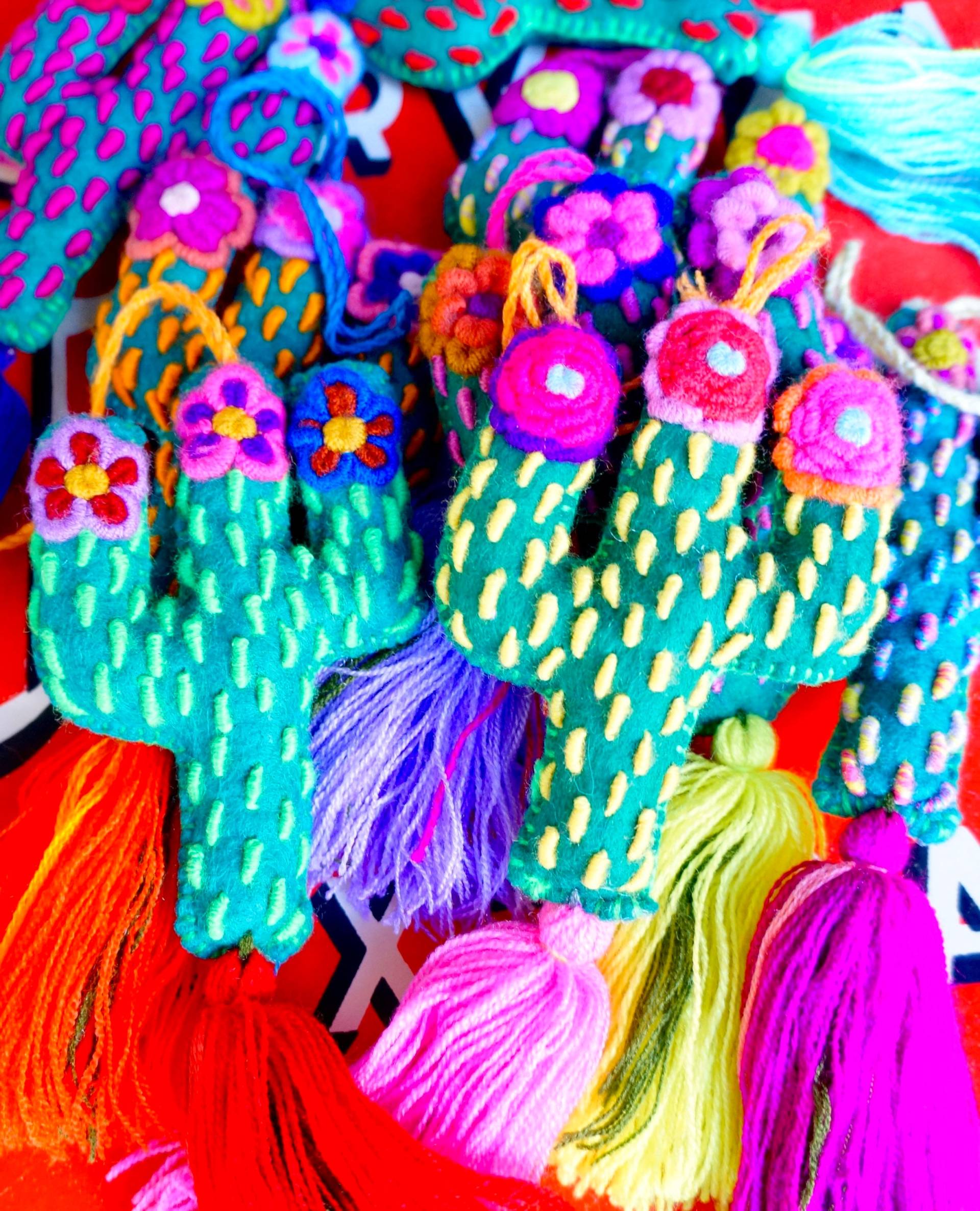 Bunte Kaktus Quasten | Pom Sukkulenten Dekoration Deko Wüste Dekor Kuschel Kaktus Bunte Kaktus Quasten | Pom Sukkulenten Dekoration Deko Wüste Dekor Kuschel Kaktus von LupitaBuena