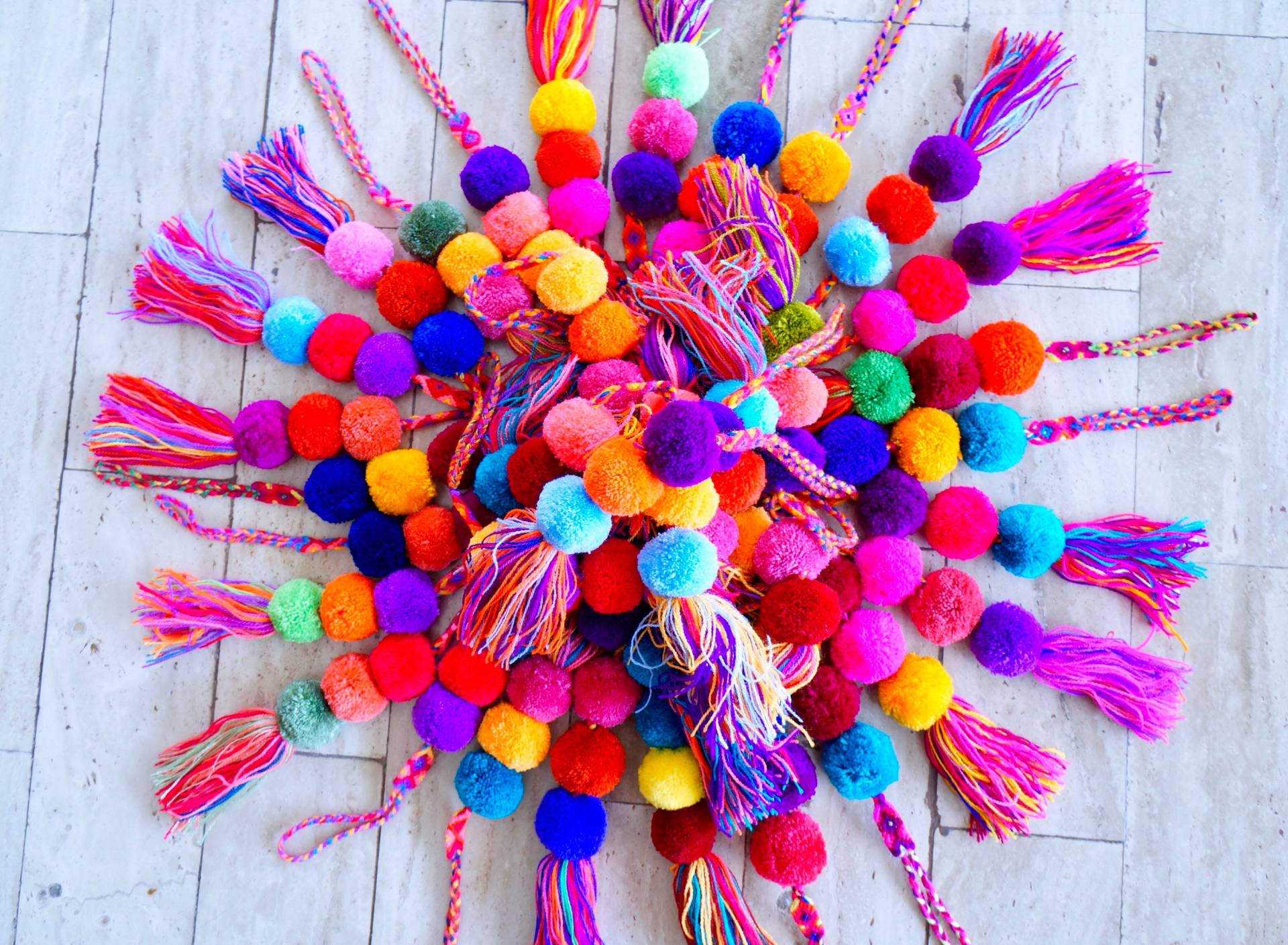 Bunte Pom Quasten | Tasche Swag Handgemachte Bunte Quaste Für Körbe + Taschen Dekoration Taschenanhänger Strandtasche Bunte Pom Quasten | Tasche Swag Handgemachte Bunte Quaste Für Körbe + Taschen Dekoration Taschenanhänger Strandtasche von LupitaBuena