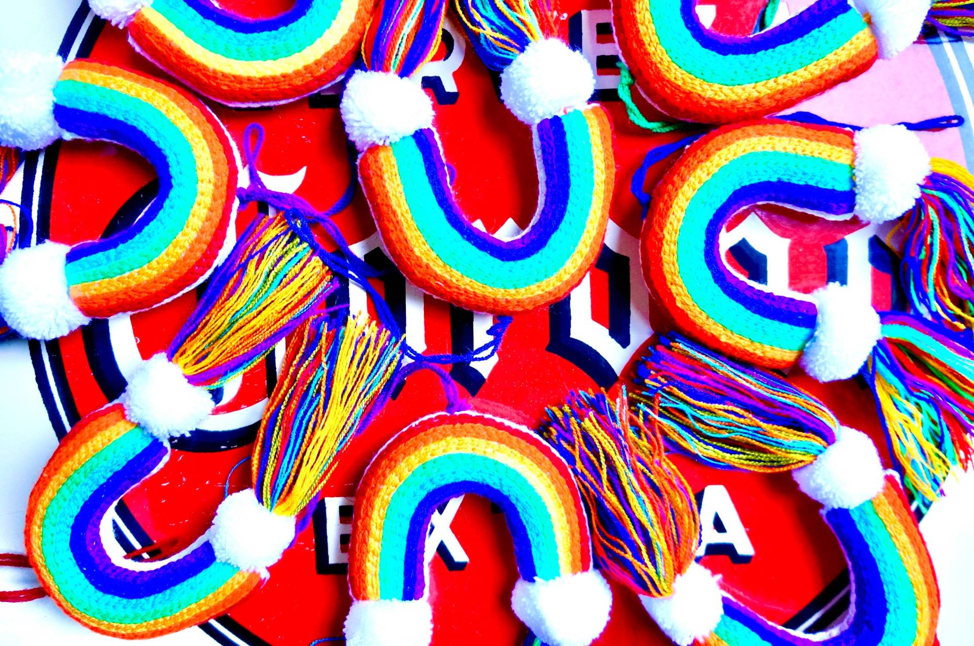 Bunte Regenbogen Quasten | Pom Accessoire Pride Charm Dekor Strandtasche Bunte Regenbogen Quasten | Pom Accessoire Pride Charm Dekor Strandtasche von LupitaBuena