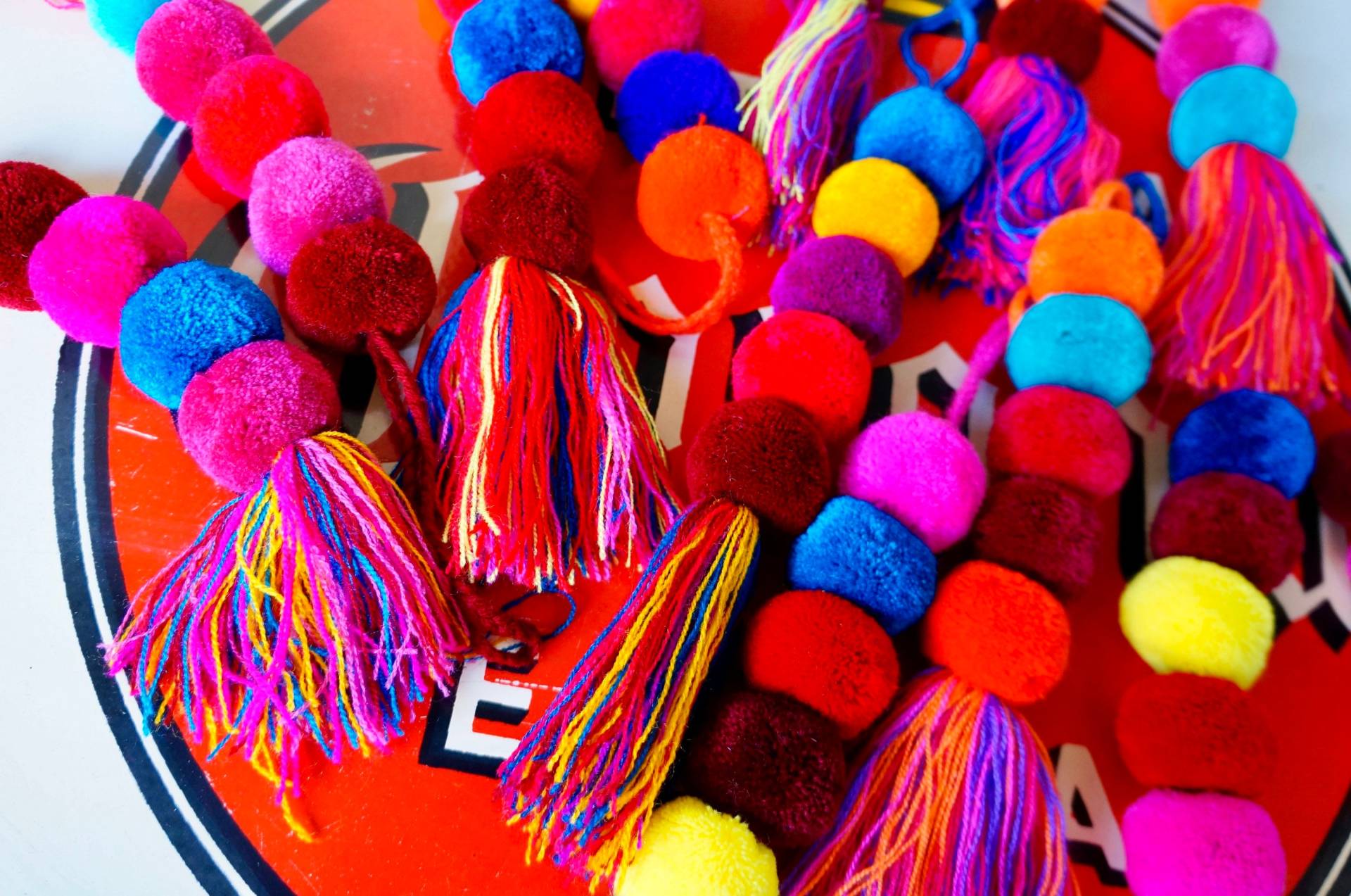 Große Bunte Pom Quasten | Tasche Swag Handgemachte Bunte Quaste Für Körbe + Taschen Tassel Dekoration Bachelorette Strandtasche Große Bunte Pom Quasten | Tasche Swag Handgemachte Bunte Quaste Für Körbe + Taschen Tassel Dekoration Bachelorette Strandtasche von LupitaBuena