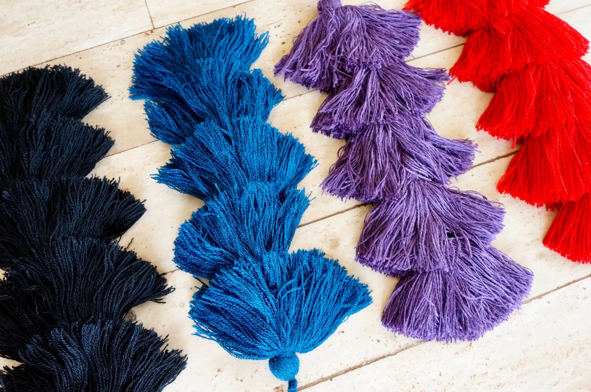 Große Bunte Quaste | Tasche Swag Handgefertigte Für Körbe + Taschen Pom Dekoration Rot, Schwarz, Blau, Lila Quasten Große Bunte Quaste | Tasche Swag Handgefertigte Für Körbe + Taschen Pom Dekoration Rot, Schwarz, Blau, Lila Quasten von LupitaBuena