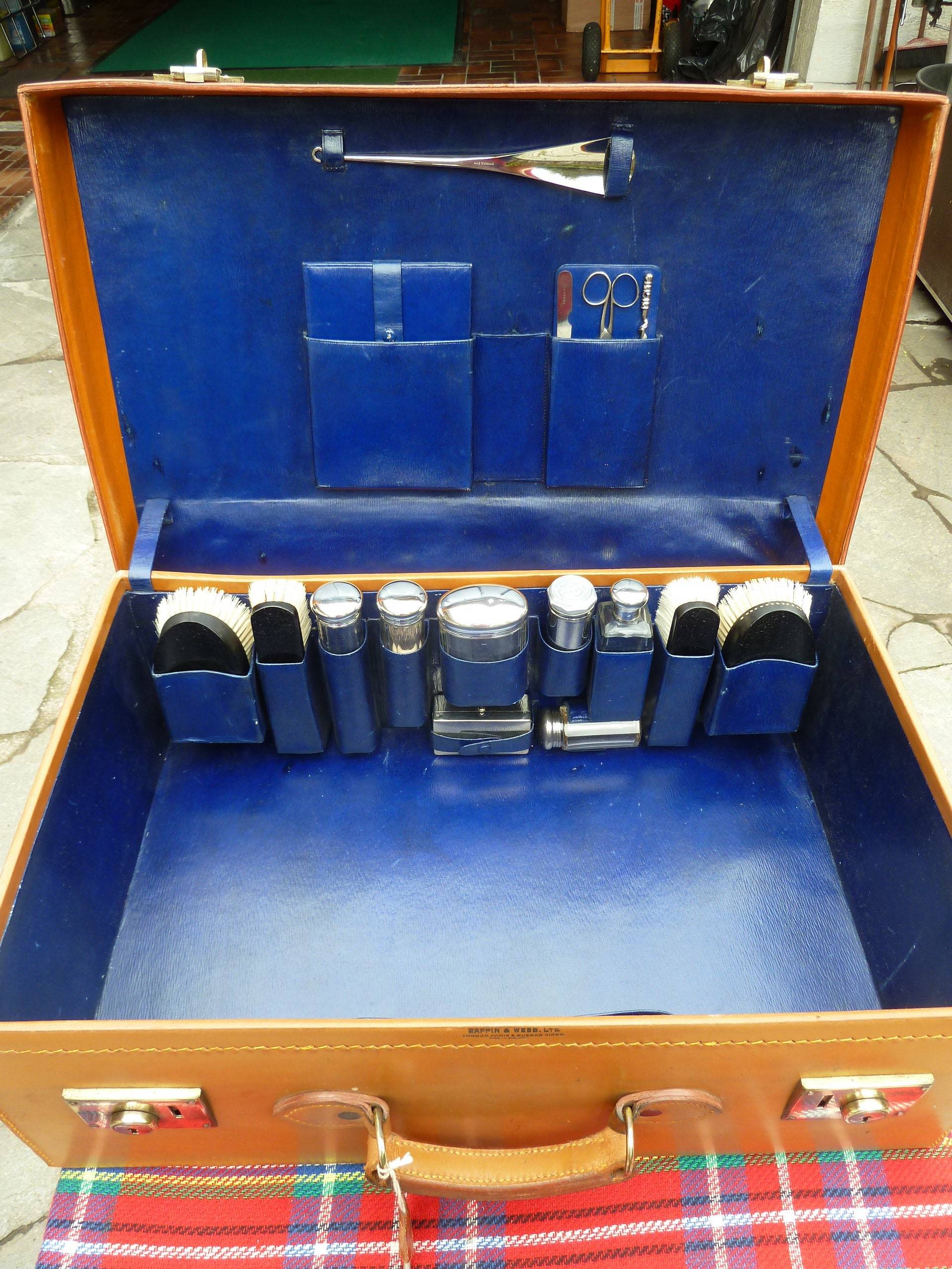 Dressing Case-Lederkoffer-Weekender-Oldtimer-Classic Car-Vintage-Decoration-Loft-Bibliothek Dressing Case-Lederkoffer-Weekender-Oldtimer-Classic Car-Vintage-Decoration-Loft-Bibliothek von LupusFantasticus