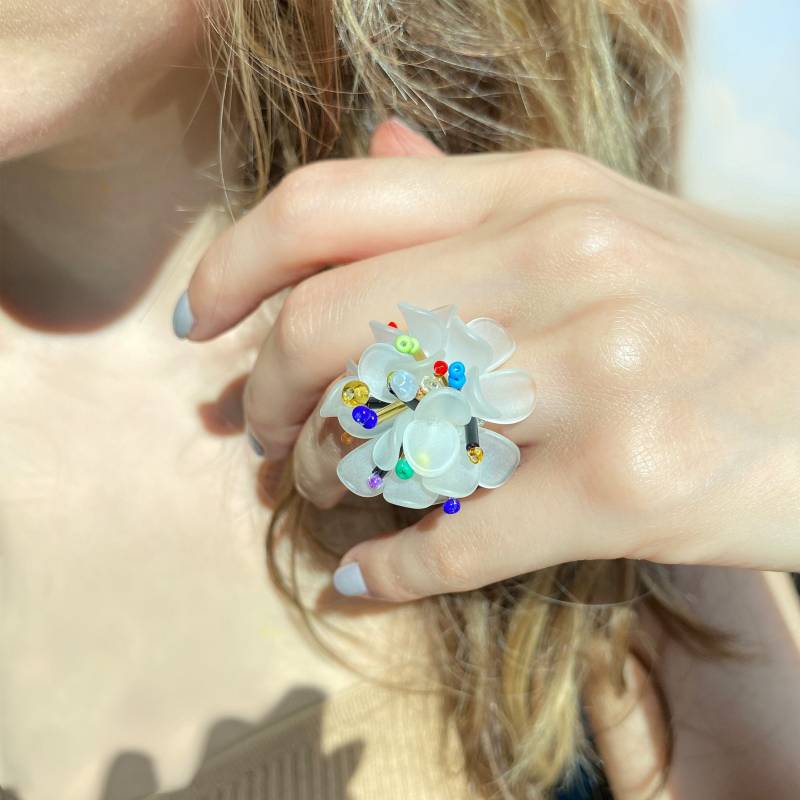 Große Blume Perlen Boho Ring Acryl Blütenblatt, Bunte Statement Ring von LureaStudio