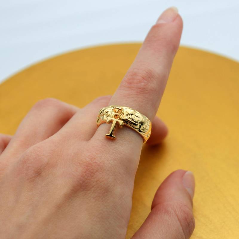 Personalisierter Anfangsring Vergoldeter Buchstabenanhänger, Verstellbares Barockband von LureaStudio