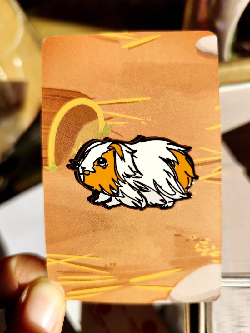 Meerschweinchen „Knödel" Emaille-Pin - Hard Enamel Anstecker, 38 Mm, Mit/Ohne 3 Mini-Köttel, 2× Gummiverschluss Meerschweinchen „Knödel" Emaille-Pin - Hard Enamel Anstecker, 38 Mm, Mit/Ohne 3 Mini-Köttel, 2× Gummiverschluss von LusAmigurumi