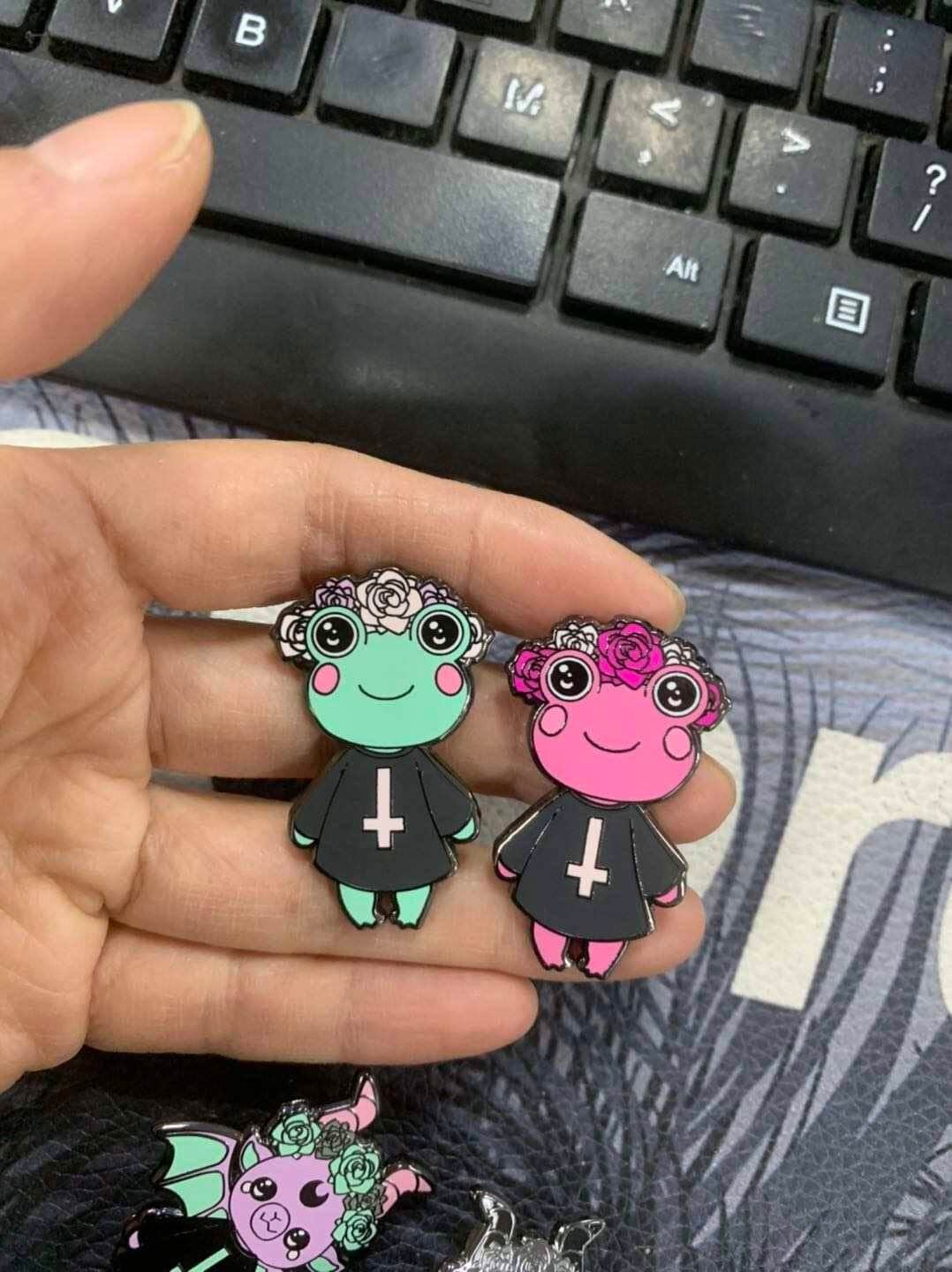 Pastel Goth Frosch Enamel Pin Pastel Goth Frosch Enamel Pin von LusAmigurumi
