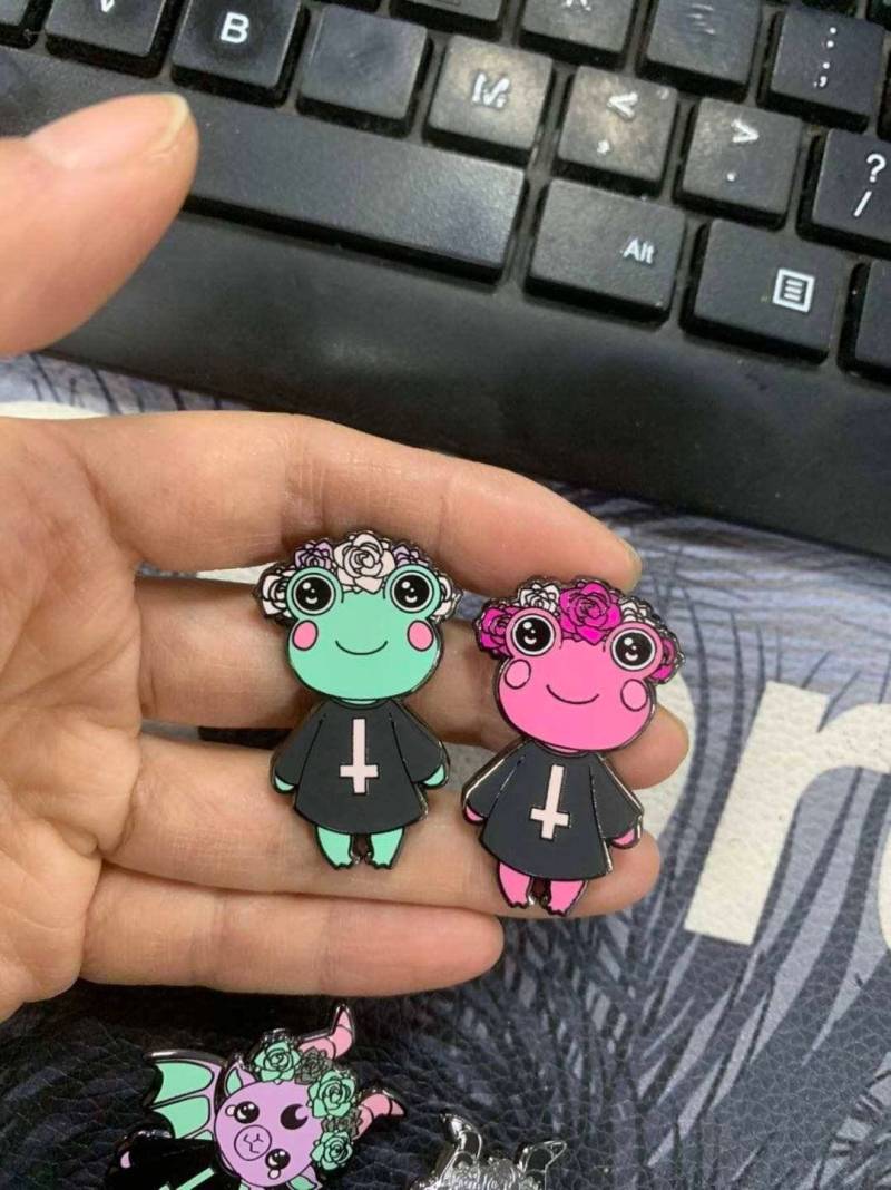 Pastel Goth Frosch Enamel Pin Pastel Goth Frosch Enamel Pin von LusAmigurumi