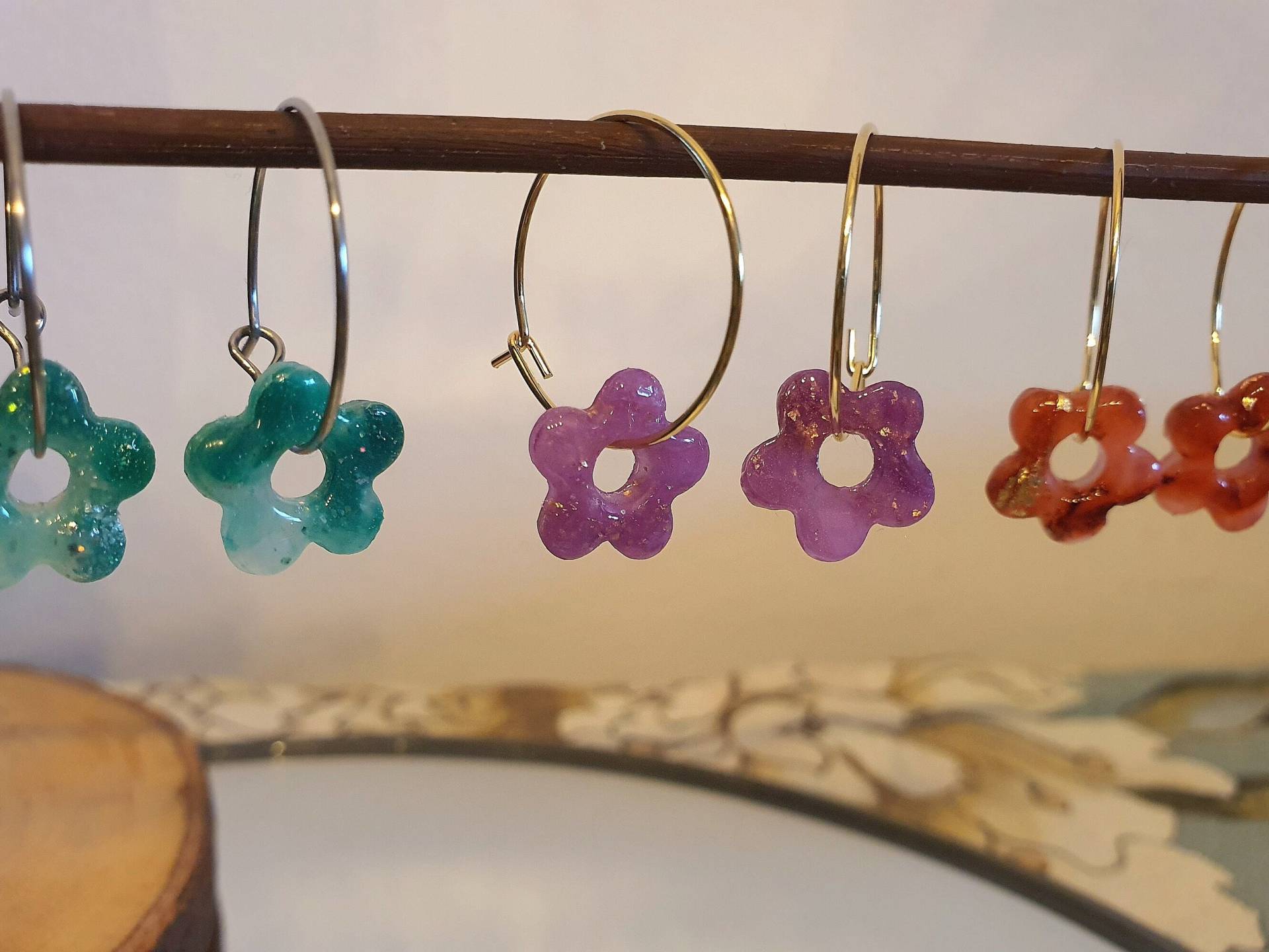 Kreolen Mit Blumen Aus Polymer Clay, Handgefertigte Hängeohrringe, Unikate, Ohrschmuck Kreolen Mit Blumen Aus Polymer Clay, Handgefertigte Hängeohrringe, Unikate, Ohrschmuck von LusKreativchaos