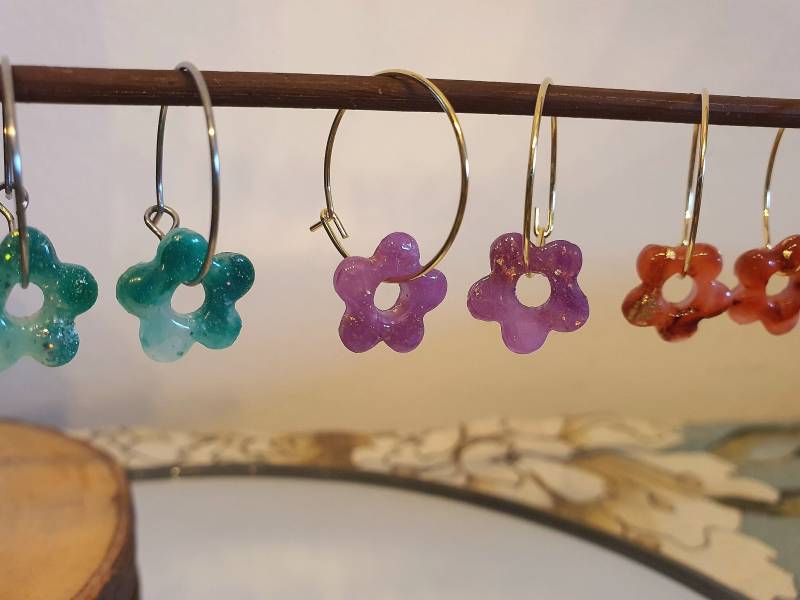Kreolen Mit Blumen Aus Polymer Clay, Handgefertigte Hängeohrringe, Unikate, Ohrschmuck Kreolen Mit Blumen Aus Polymer Clay, Handgefertigte Hängeohrringe, Unikate, Ohrschmuck von LusKreativchaos