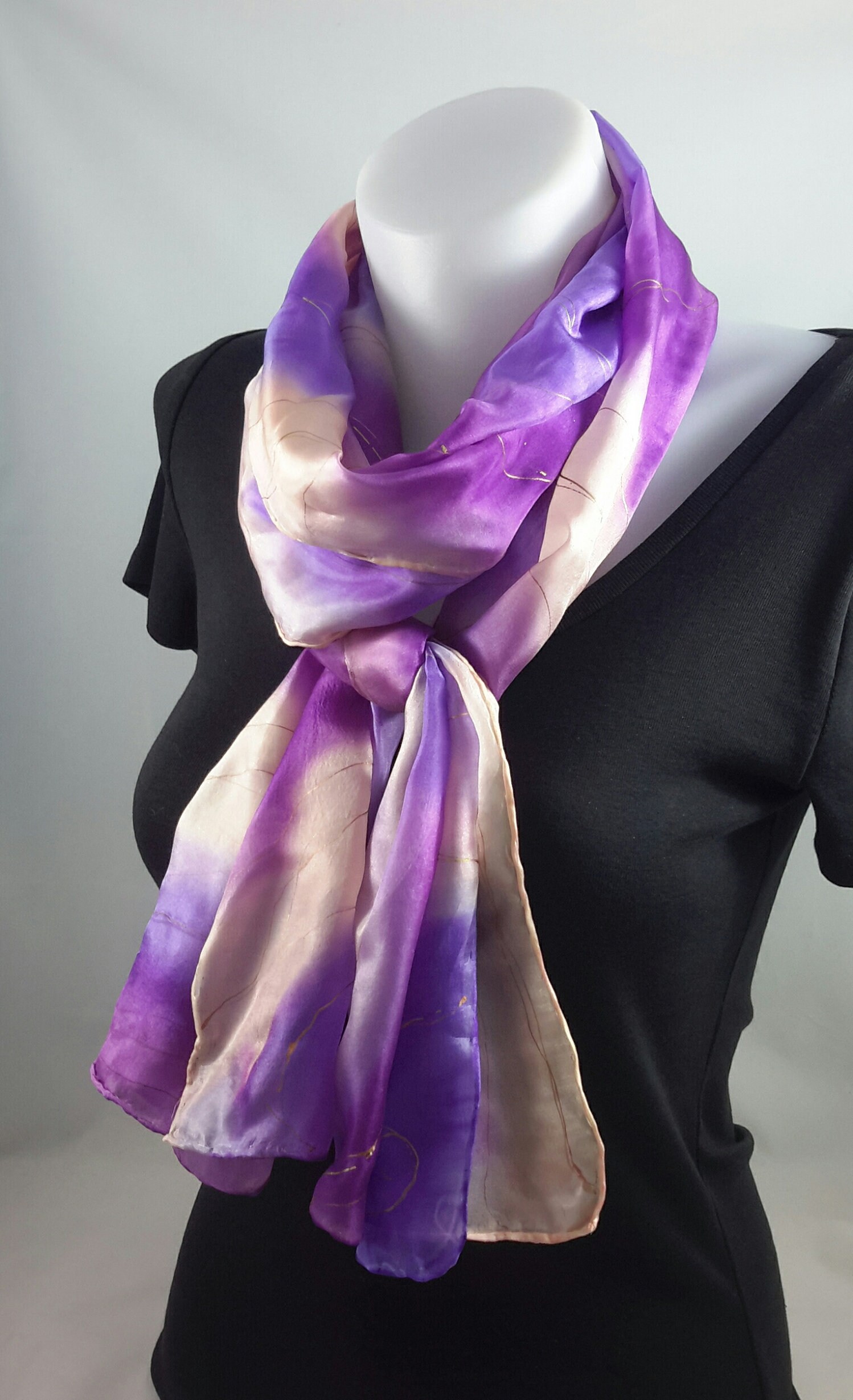 Seidenschal Lang Handbemalt in Hellem Creme Lila von LushSilk