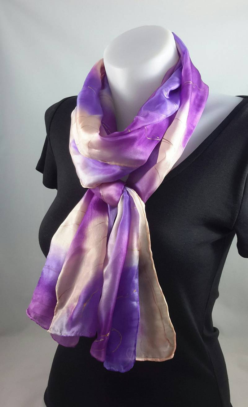 Seidenschal Lang Handbemalt in Hellem Creme Lila Seidenschal Lang Handbemalt in Hellem Creme Lila von LushSilk