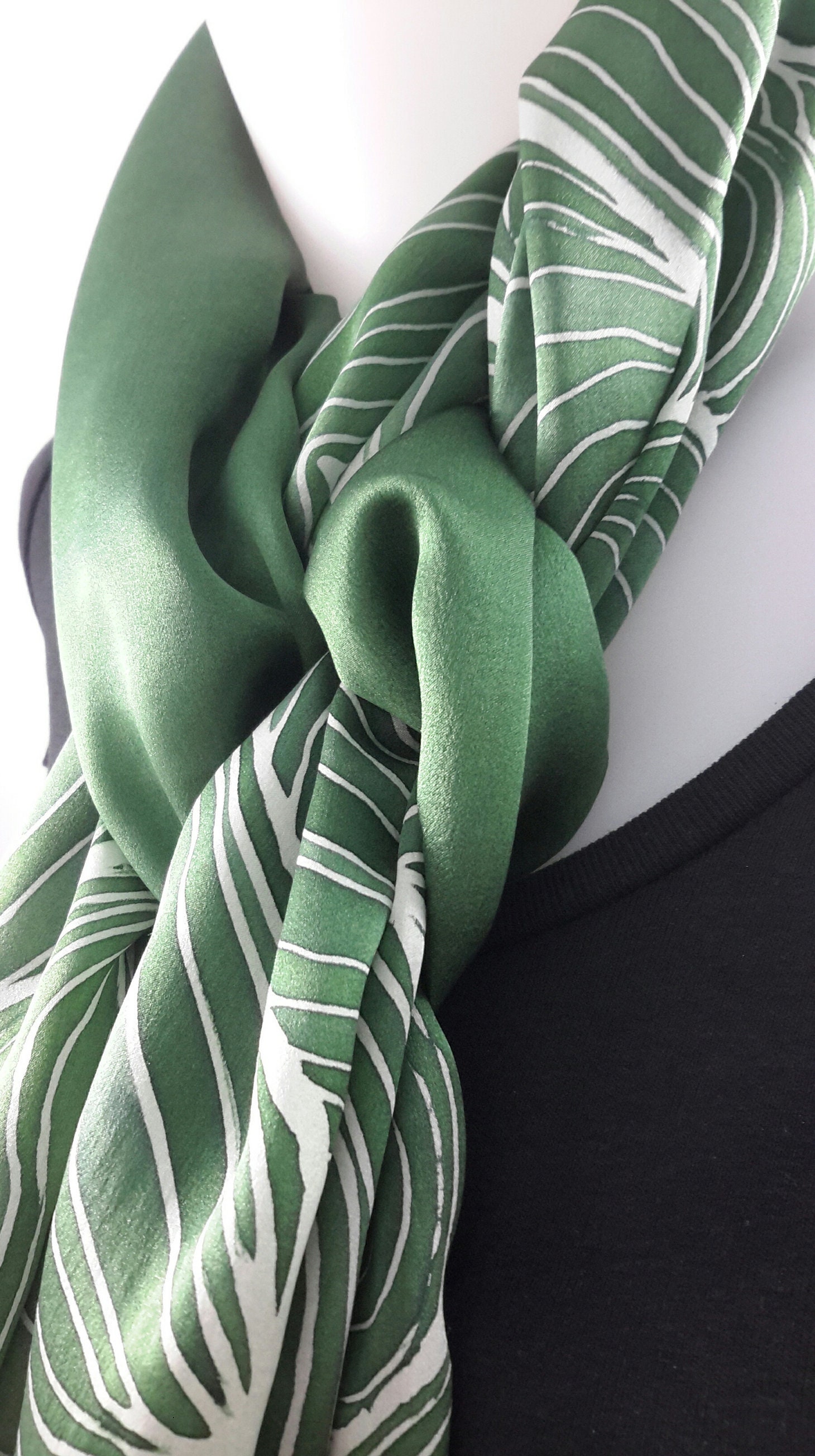 Seidenschal Lange Hand Bemalt - Satin Efeu Grün von LushSilk