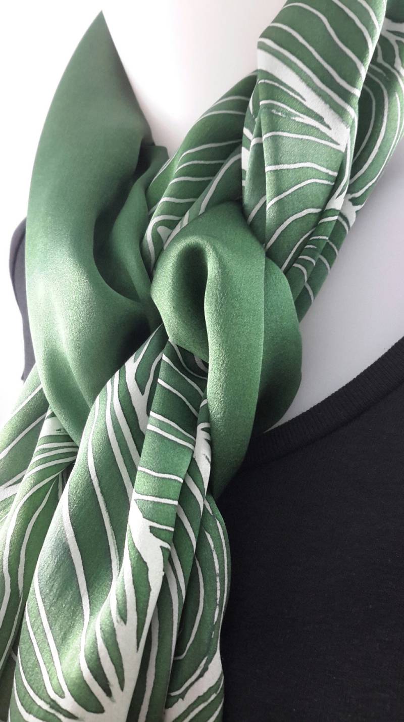 Seidenschal Lange Hand Bemalt - Satin Efeu Grün Seidenschal Lange Hand Bemalt - Satin Efeu Grün von LushSilk
