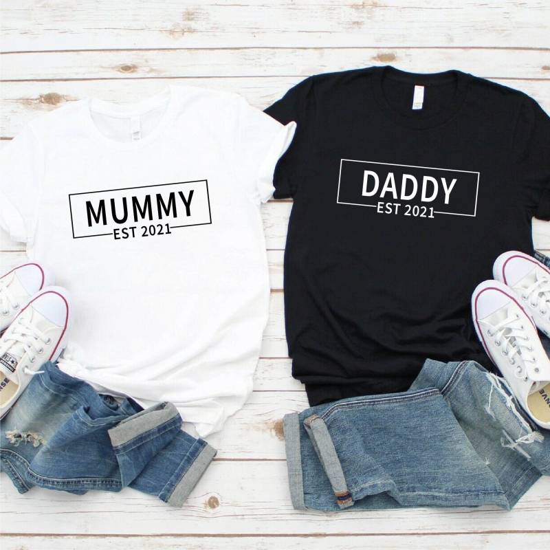 Mama Und Papa Est Paar T-Shirts, Baby Shower Geschenk, Neue Eltern Ankündigung Party Shirt, Vatertag Geschenk von LussWonderland