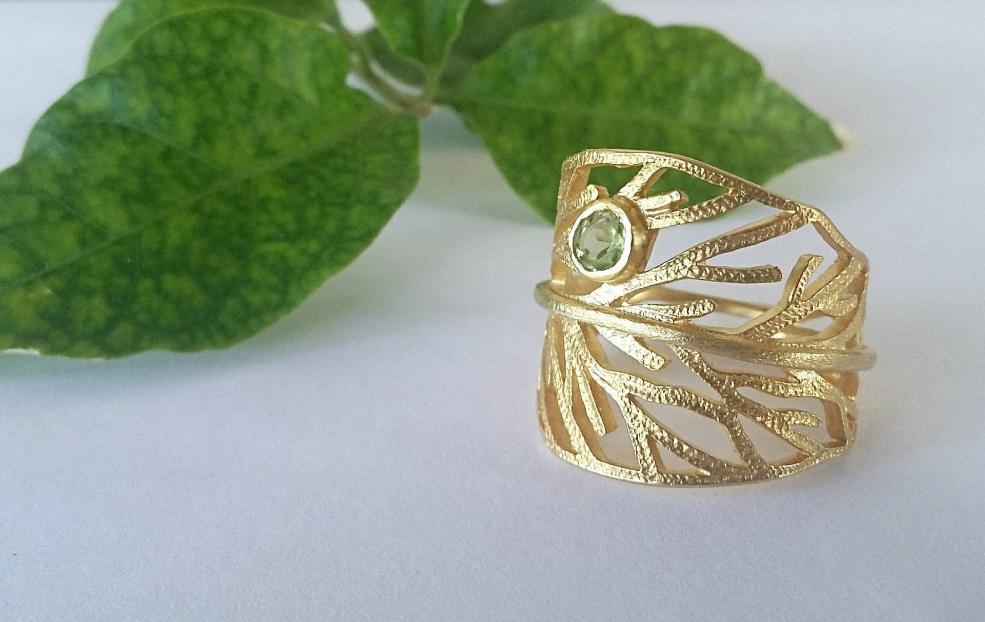 Vergoldeter Blattring Handgefertigtes Sterling Silber 925, Peridot Stein Vergoldeter Blattring Handgefertigtes Sterling Silber 925, Peridot Stein von LussuMarsoJewelry