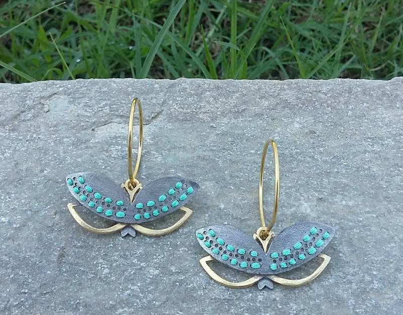 Gestickte Schmetterlingsflügel Ohrringe Gold & Schwarzes Sterling Silber Gestickte Schmetterlingsflügel Ohrringe Gold & Schwarzes Sterling Silber von LussuMarsoJewelry
