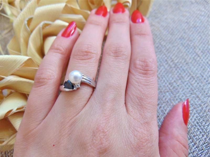 Blauer Saphir Perle Und Diamant Stein Ring in 14K Weißgold, Gelbgold von LusterLaValliere