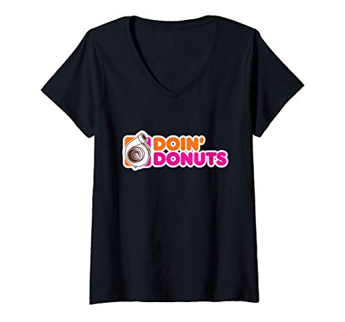 Damen Doin' Donuts - Tubrolader - Tuning & Drifting Geschenk T-Shirt mit V-Ausschnitt Damen Doin' Donuts - Tubrolader - Tuning & Drifting Geschenk T-Shirt mit V-Ausschnitt von Lustige Drifting & Tuning Shirts