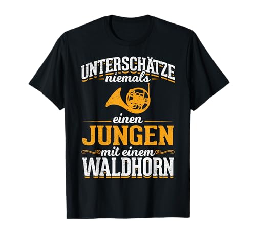 Unterschätze niemals einen Jungen mit einem Waldhorn T-Shirt von Lustige Geschenkidee Sohn Horn Instrument