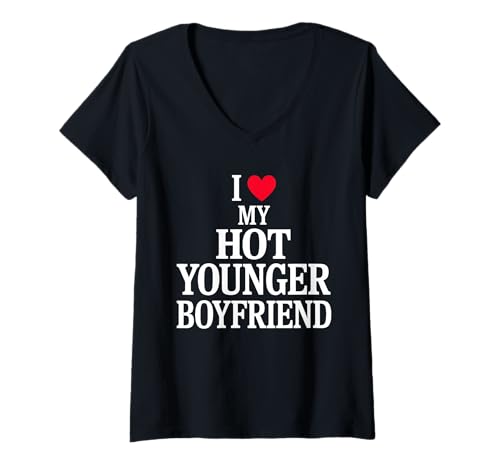 Damen I Love My Hot Younger Boyfriend Statement Altersunterschied T-Shirt mit V-Ausschnitt Damen I Love My Hot Younger Boyfriend Statement Altersunterschied T-Shirt mit V-Ausschnitt von Lustige Paare I Love My Hot Younger Boyfriend
