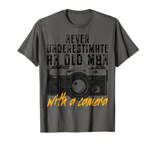 Never Underestimate An Old Man With Camera Rentner Fotograf T-Shirt von Lustige Sprüche Für Fotografen Im Ruhestand