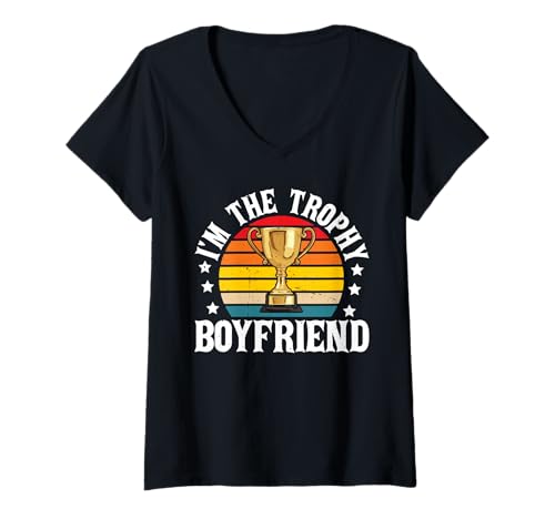 Damen I'm The Trophy Boyfriend Selbstbewusstes Mann attraktiv - T-Shirt mit V-Ausschnitt Damen I'm The Trophy Boyfriend Selbstbewusstes Mann attraktiv - T-Shirt mit V-Ausschnitt von Lustiger Freund Witz -Gag -Idee